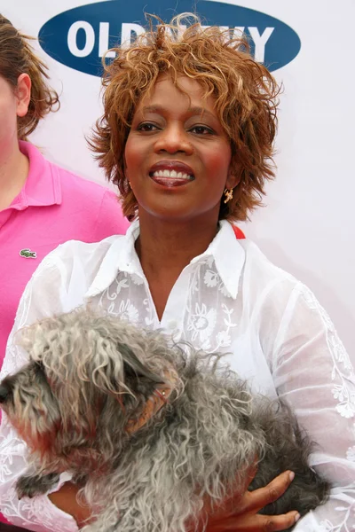 Alfre Woodard dell'Old Navy alla ricerca di una nuova mascotte canina. Franklin Canyon Park, Beverly Hills, CA. 04-29-06 — Foto Stock