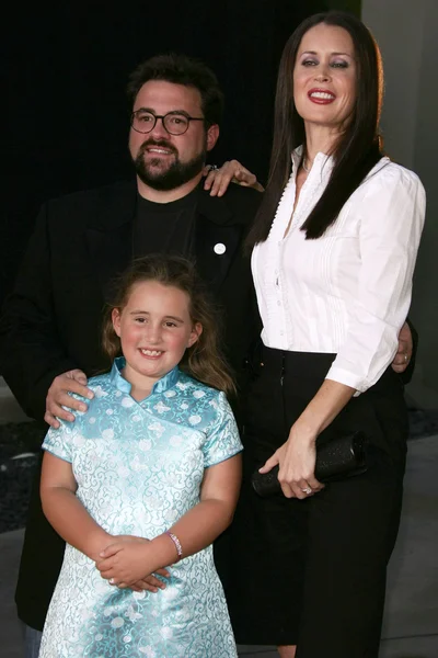 Kevin Smith con Jennifer Schwalbach Smith e Harley Quinn Smith alla prima di Clerks II. Arclight Cinemas, Hollywood, CA. 07-11-06 — Foto Stock