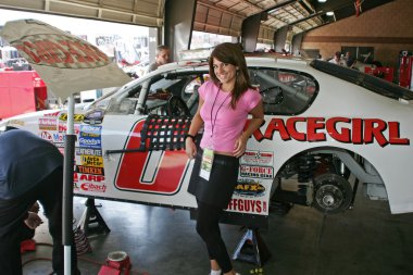 bridgetta tomarchio nascar busch serisi yarış kızdır