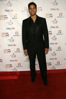 johnny depp onurlandıran 2 yıllık noche de ninos Gala adam rodriguez. Beverly hilton hotel, beverly hills, ca. 10-07-06