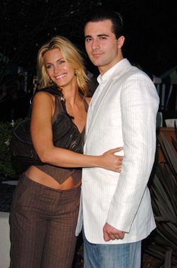 Natasha henstridge ve arkadaş