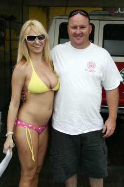 adam carolla ve 97.1 klsx ücretsiz fm sadaka araba