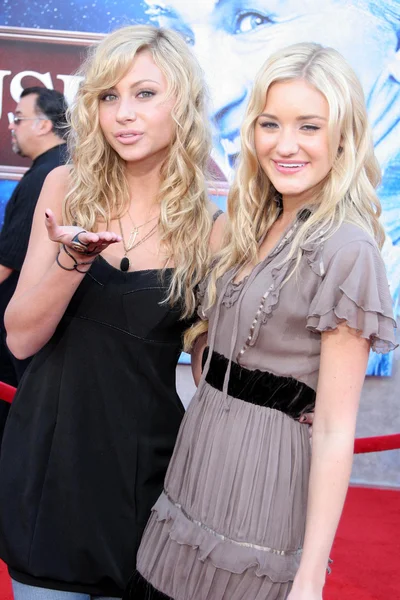 Alyson Michalka, Amanda Michalka