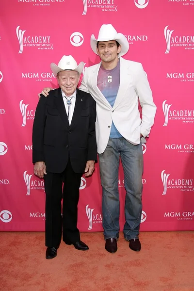 Little jimmy dickens och brad paisley — Stockfoto