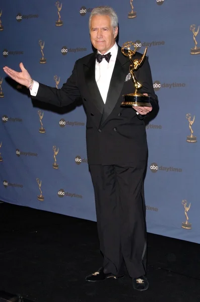 Alex trebek w sali prasowej w 33 roczne dzienne emmy awards. Kodak theatre w hollywood, ca. 04-28-06 — Zdjęcie stockowe