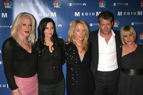 Alexis Arquette, Courteney Cox, Rosanna Arquette, Thomas Jane y Patricia Arquette en la fiesta de otoño de la NBC para el exitoso drama Medium. Stephen Cohen Gallery, Beverly Hills, CA. 10-26-06 —  Fotos de Stock