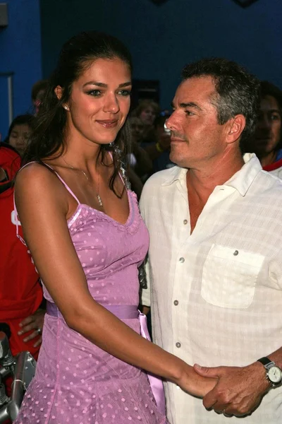 Adrianne curry a christopher knight na premiérové promítání světelných let daleko. univerzální město pěšky kina, univerzální město, 07-19-06. — Stock fotografie