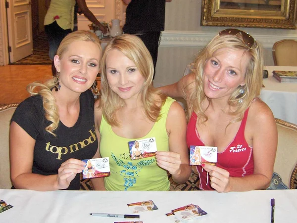 Katie Lohmann with Alana Curry and Melissa MoJo Hunter at the Bench Warmer World Cup 2006 Trading Cards Autograph Session. Bel Age Hotel, Los Angeles, CA. 06-22-06 — Stock Photo, Image