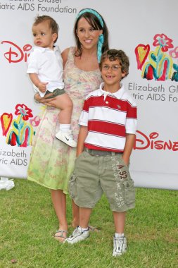 Lacey chabert çocuklu