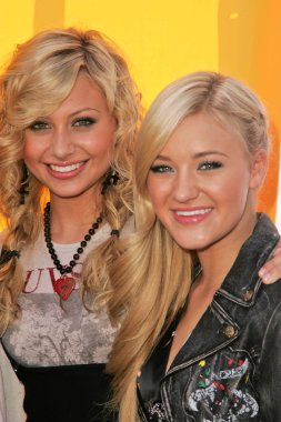 Alyson Michalka, Amanda Michalka