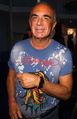 Robert shapiro t-shirt giyen ed hardy ve izle tarafından croton tarafından