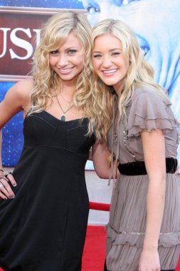 Alyson Michalka, Amanda Michalka