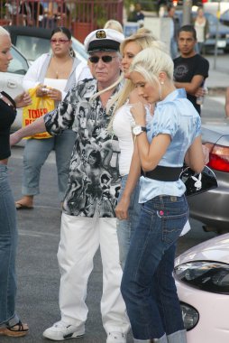 Hugh hefner ve kızlar yandaki imzalama mağaza