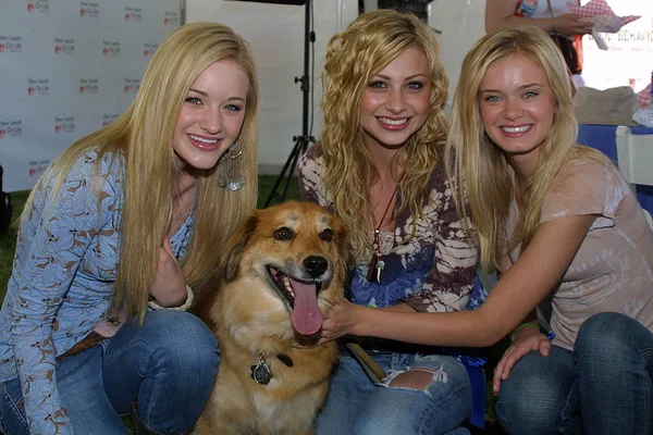 Amanda (A.J.) Michalka, Alyson (Aly) Michalka and Sara Paxton — Stock Photo, Image