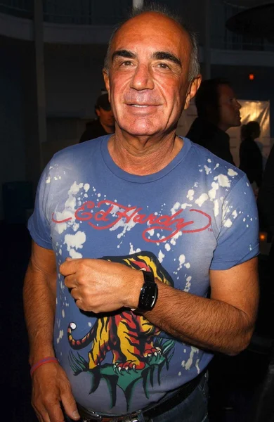 Роберт Шапиро в футболке от Эда Харди и смотреть Кротон — стоковое фото