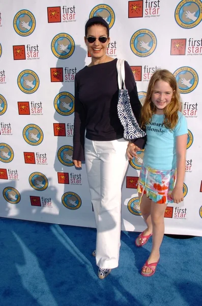 Sela Ward and daughter Anabella — Stock Photo, Image