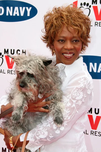 Alfre Woodard (em inglês) no Old Navy Nationwide Search for a New Canine Mascot. Franklin Canyon Park, Beverly Hills, CA. 04-29-06 — Fotografia de Stock