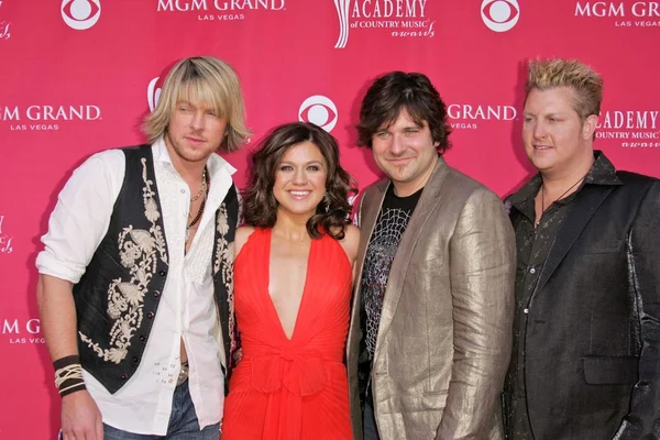 Jay demarcus och kelly clarkson med gary levox och jo don rooney — Stockfoto