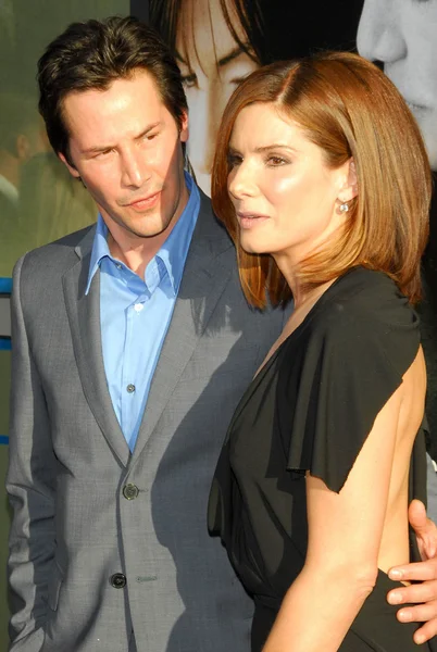 Keanu reeves i sandra bullock na premierze dom nad jeziorem. Cinerama kopuły, hollywood, ca. 06-13-06 — Zdjęcie stockowe