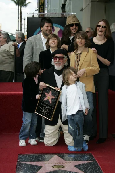 Lou Adler and family — Stock Photo, Image