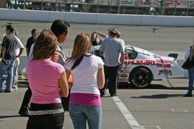 bridgetta tomarchio nascar busch serisi yarış kızdır