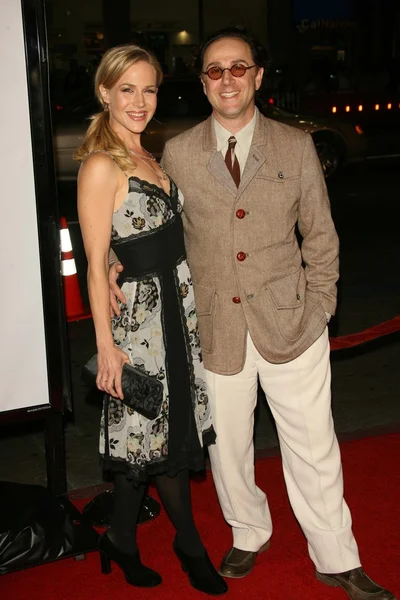 Julie Benz e John Kassir — Foto Stock