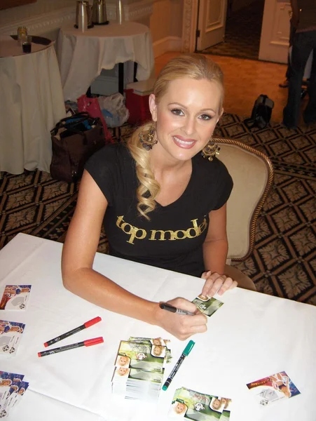 Katie lohmann op de bank warmer wereld kopje 2006 trading kaarten autograph sessie. Bel leeftijd hotel, los angeles, ca. 06-22-06 — Stockfoto