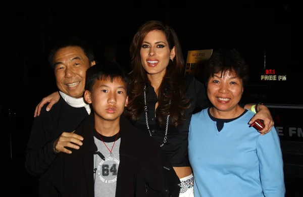 Shen Hsu et sa famille avec Kerri Kasem — Photo