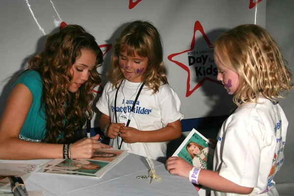 Billy Ray Cyrus y Miley Cyrus organizan "Day for Kids" " —  Fotos de Stock