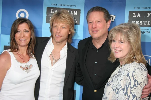 Jon Bon Jovi e la moglie Dorthea con Al Gore e Tipper Gore — Foto Stock