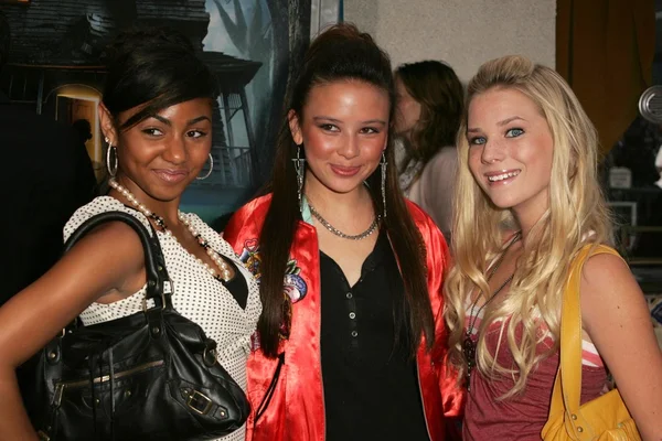 Chelsea Tavares with Malese Jow and Emma Degerstedt — Stock Photo, Image
