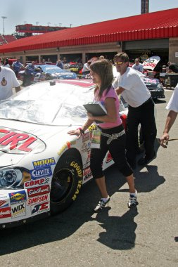 bridgetta tomarchio nascar busch serisi yarış kızdır