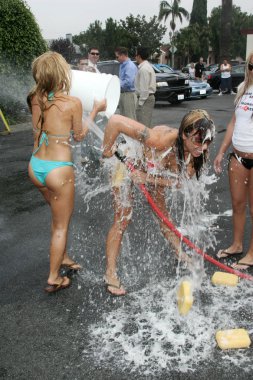 adam carolla ve 97.1 klsx ücretsiz fm sadaka araba