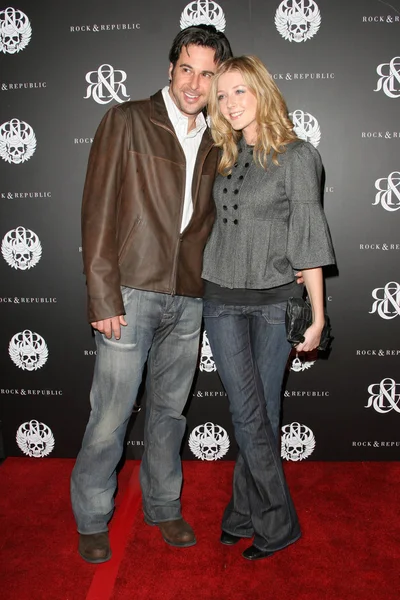 Jonathan Silverman e Jennifer Finnigan — Foto Stock