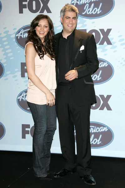 Katharine McPhee et Taylor Hicks dans la salle de presse lors de la finale de la saison 5 d'American Idol. Kodak Theatre, Hollywood, CA. 05-24-06 — Photo