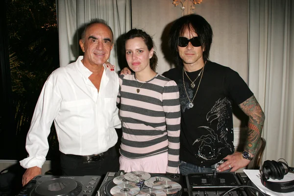 Robert Shapiro with Ione Skye and Billy Morrison — Stock Photo, Image