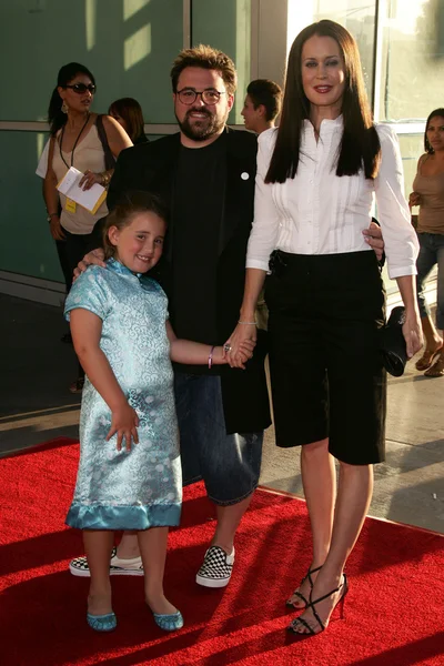 Kevin Smith con Jennifer Schwalbach Smith y Harley Quinn Smith en el estreno de Clerks ll. Arclight Cinemas, Hollywood, CA. 07-11-06 —  Fotos de Stock