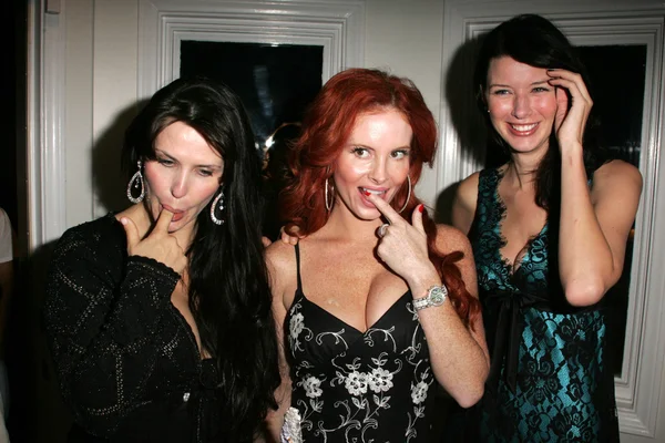 Jackie Watson with Phoebe Price and Andrea Harrison — Stock Photo, Image