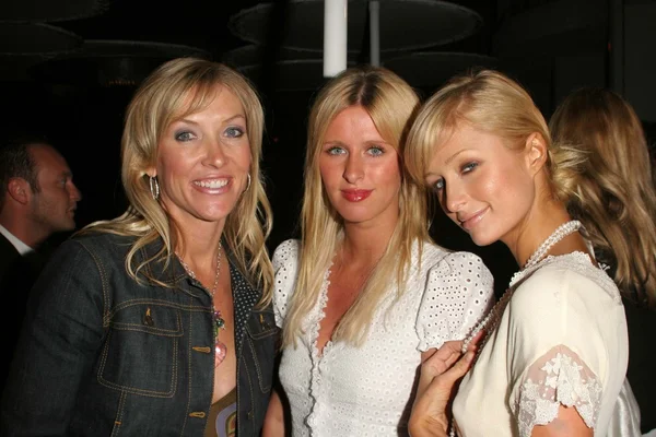 Mary Beth York com Nicky Hilton e Paris Hilton — Fotografia de Stock