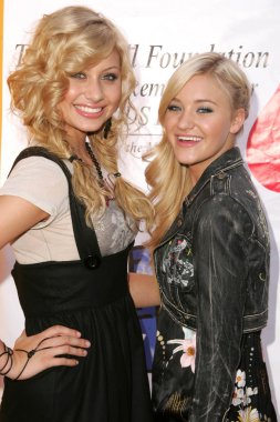 Alyson Michalka, Amanda Michalka