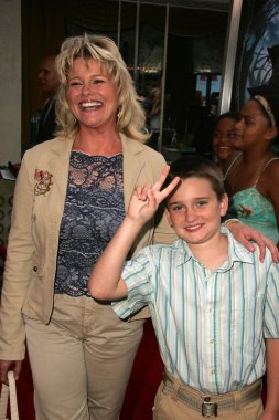 Judi evans ve oğlu austin