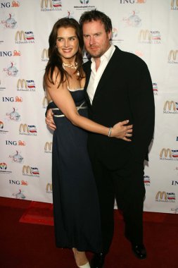 Johnny depp onurlandıran 2 yıllık noche de ninos gala