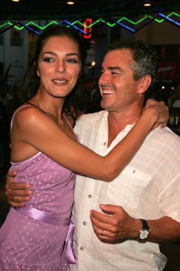 Adrianne curry ve christopher ışık yılı uzaklıkta premiere taraması, knight. Universal city walk sinemalar, universal city, ca. 07-19-06