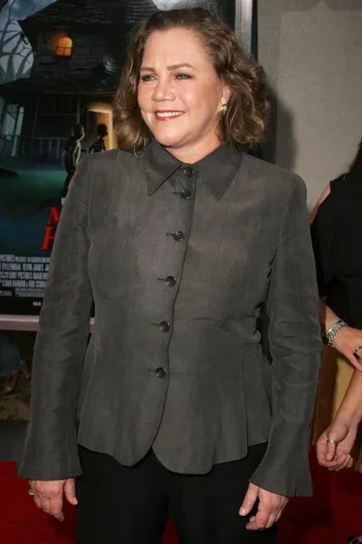 Kathleen turner på premiären av monster house. Mann village theater, westwood, ca. 07 / 17 / 06 — Stockfoto