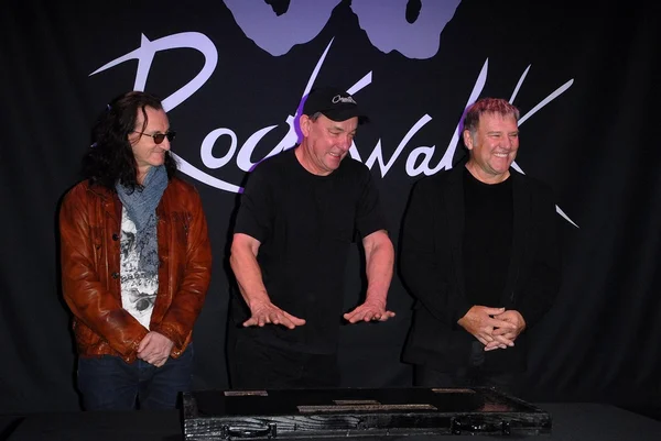 Geddy lee, neil peart, alex lifesonat την επαγωγή βιασύνη σε κιθάρα κέντρο — Φωτογραφία Αρχείου