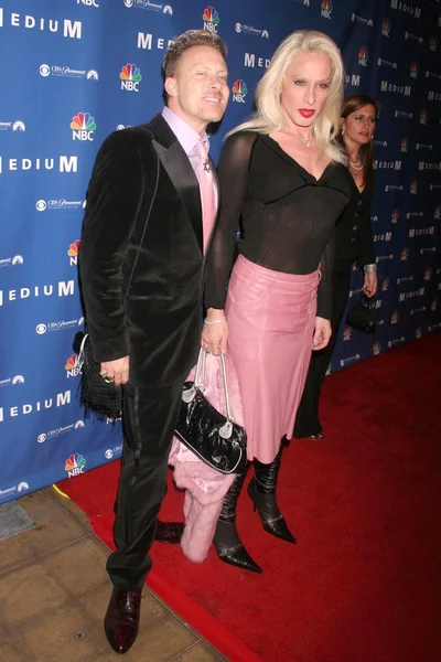 Alexis arquette und gast bei der nbc herbstparty für das hit drama medium. stephen cohen gallery, Biberhügel, ca. 26-10-06 — Stockfoto