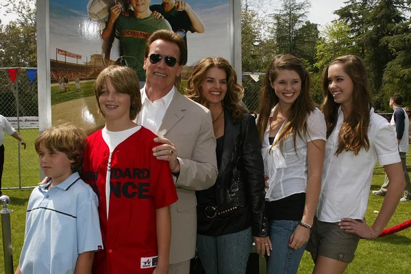 Maria Shriver y Arnold Schwarzenegger con la familia — Foto de Stock