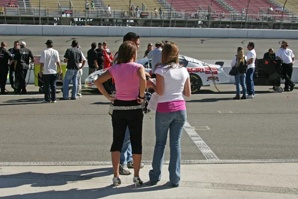 Bridgetta Tomarchio es la chica de carrera de la serie Busch de NASCAR — Foto de Stock