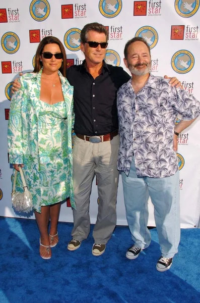 Keely shaye smith z pierce brosnan i peter samuelson w pierwsze obchody gwiazdy dla dzieci prawa korzystać. Santa monica barker wieszak, santa monica, ca. 06-03-06 — Zdjęcie stockowe