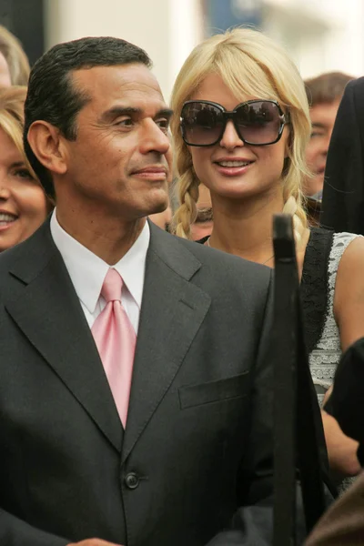 Antonio Villaraigosa y Paris Hilton —  Fotos de Stock